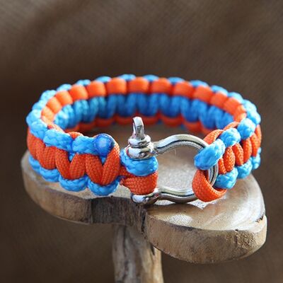 Pulsera con grillete de paracord