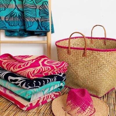 Packen Sie Strandtücher und Körbe - Blumenthema Ginkos