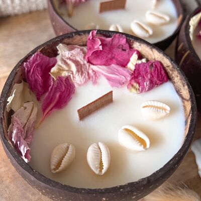 Coconut & peony petal candle with Monoï Rosé scent