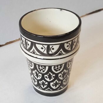 Tasse en céramique marocaine Sakina tasse noire et blanche peinte à la main du Maroc 3