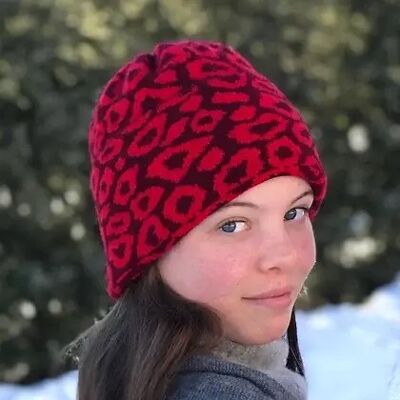 Il berretto leopardato in cashmere rosso
