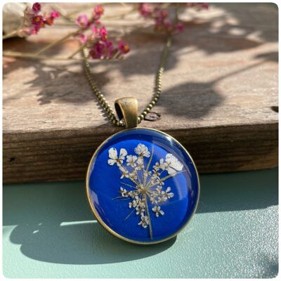 Collana con veri fiori di carota selvatica in blu scuro