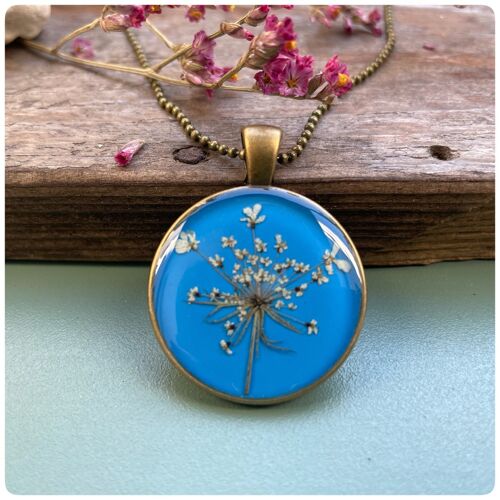 Halskette mit echten wilde Möhre Blüten in Himmelblau