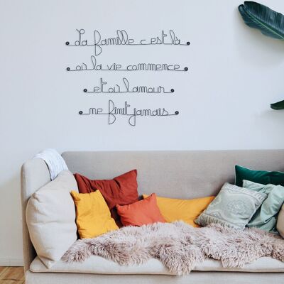 Wanddekoration aus Draht – Zitat „In der Familie beginnt das Leben und die Liebe endet nie“ – zum Anstecken – Wandschmuck