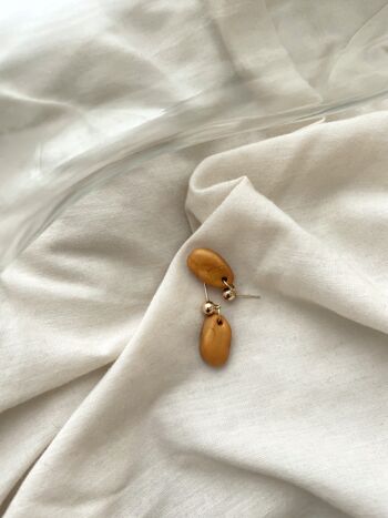 Una // Boucles d'oreilles mini pendantes dorées 3