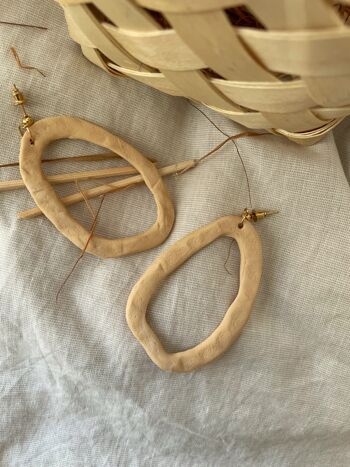 MILA // Boucles d'oreilles pendantes en argile beige clair texturées 3
