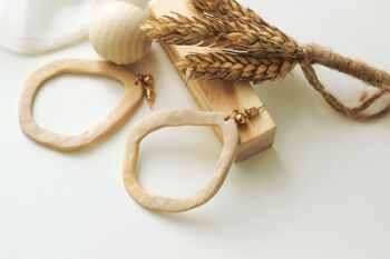MILA // Boucles d'oreilles pendantes en argile beige clair texturées 4