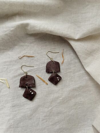 Kaiyah // Boucles d'oreilles pendantes rustiques en argile au chocolat 1