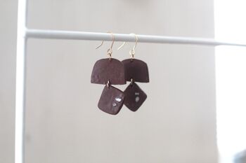 Kaiyah // Boucles d'oreilles pendantes rustiques en argile au chocolat 4