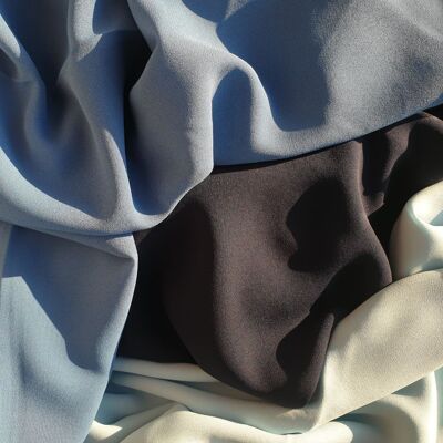 Hijab en crêpe de qualité supérieure en bleu foncé, bleu sarcelle et bleu poudré.