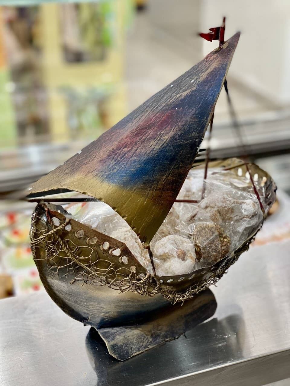 Eisernes Segelboot mit Mandeldessert