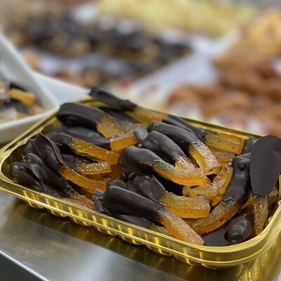 Kandierte Orangenschalen umhüllt von dunkler_kleiner Zartbitterschokolade