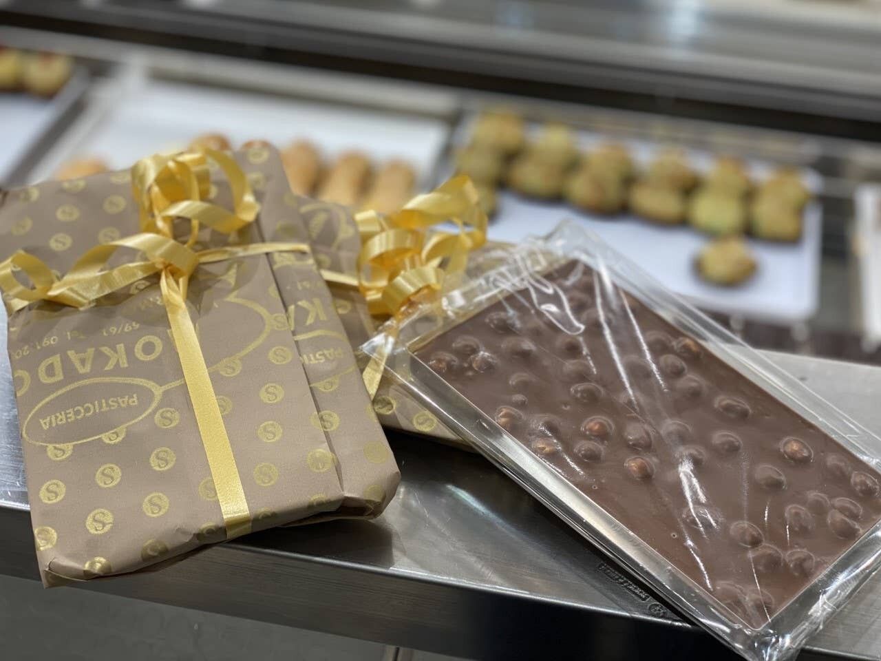 Maxi-Riegel aus Vollmilchschokolade und Haselnüssen