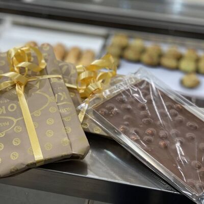 Maxi bar of milk chocolate and hazelnuts