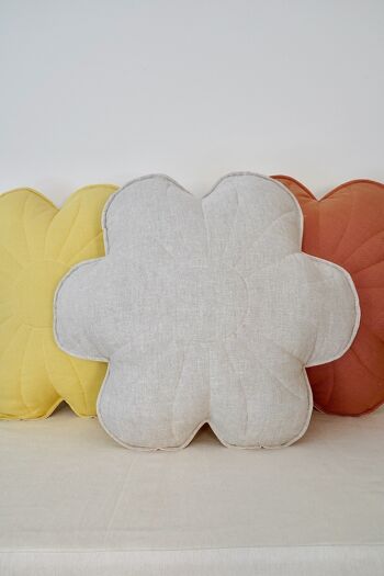 Coussin fleuri en lin "Lys de sable" 2