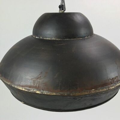 Hermosa lámpara colgante hecha de metal reciclado con un aspecto vintage