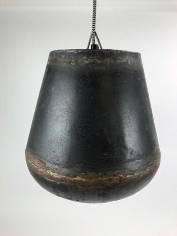 Belle lampe à suspension, en métal recyclé dans un look vintage