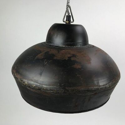 Hermosa lámpara colgante, hecha de metal reciclado con un aspecto vintage