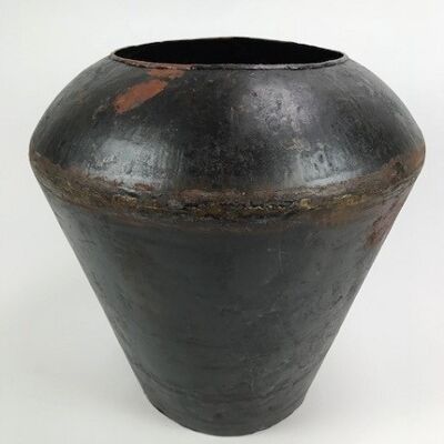 Robuste Vase aus recyceltem Metall im Vintage-Look