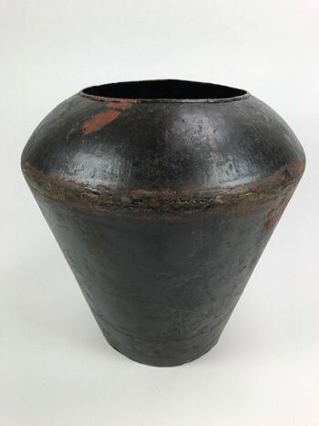 Vase robuste en métal recyclé au look vintage