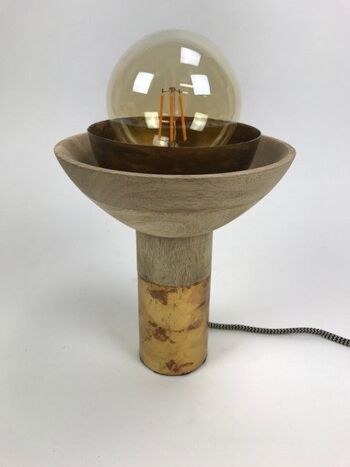 Belle lampe robuste pour sur un bureau en bois et métal au look vintage