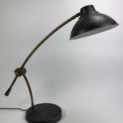 Bellissima lampada da scrivania in metallo robusto nero grigio per la tavola in stile vintage boho