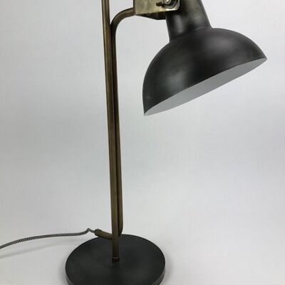 Schöne robuste Metalllampe für auf dem Tisch