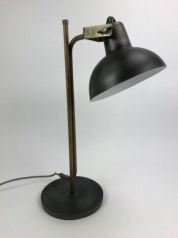 Belle lampe en métal robuste pour sur la table