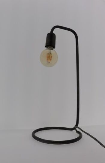 Belle lampe pour table ou bureau, faite à la main et en métal