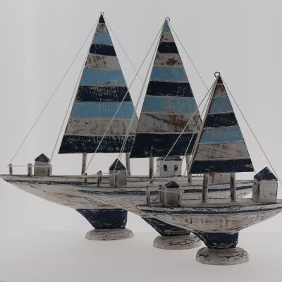 Set aus drei Holzbooten in verschiedenen Größen, handgefertigt und im Ibiza-Stil