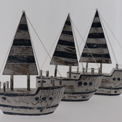 Conjunto de tres barcos de diferentes tamaños hechos a mano y al estilo ibicenco