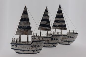 Ensemble de trois bateaux de différentes tailles faits à la main et dans le style d'Ibiza