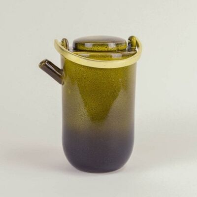 Very green hoa teapot, brass handle