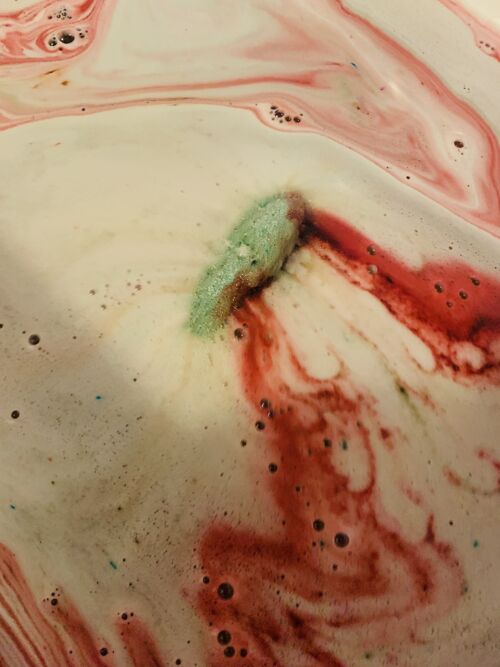 Bleeding skull bath bomb