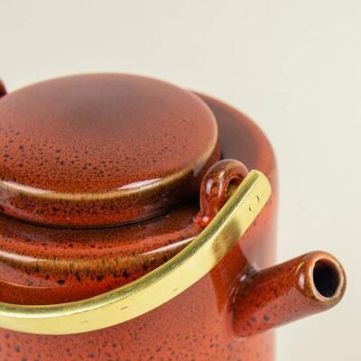 Laterit-Teekanne von Hoa Bien mit rohem Messinggriff