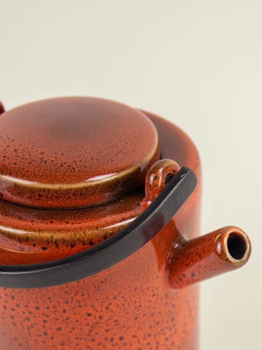 Teiera Laterite di Hoa Bien con manico in ottone nero