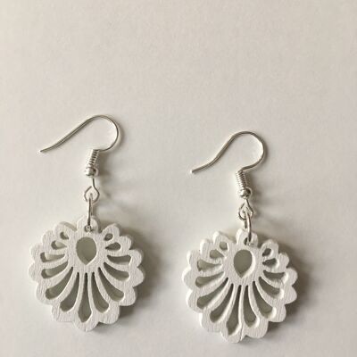 White flower round earrings