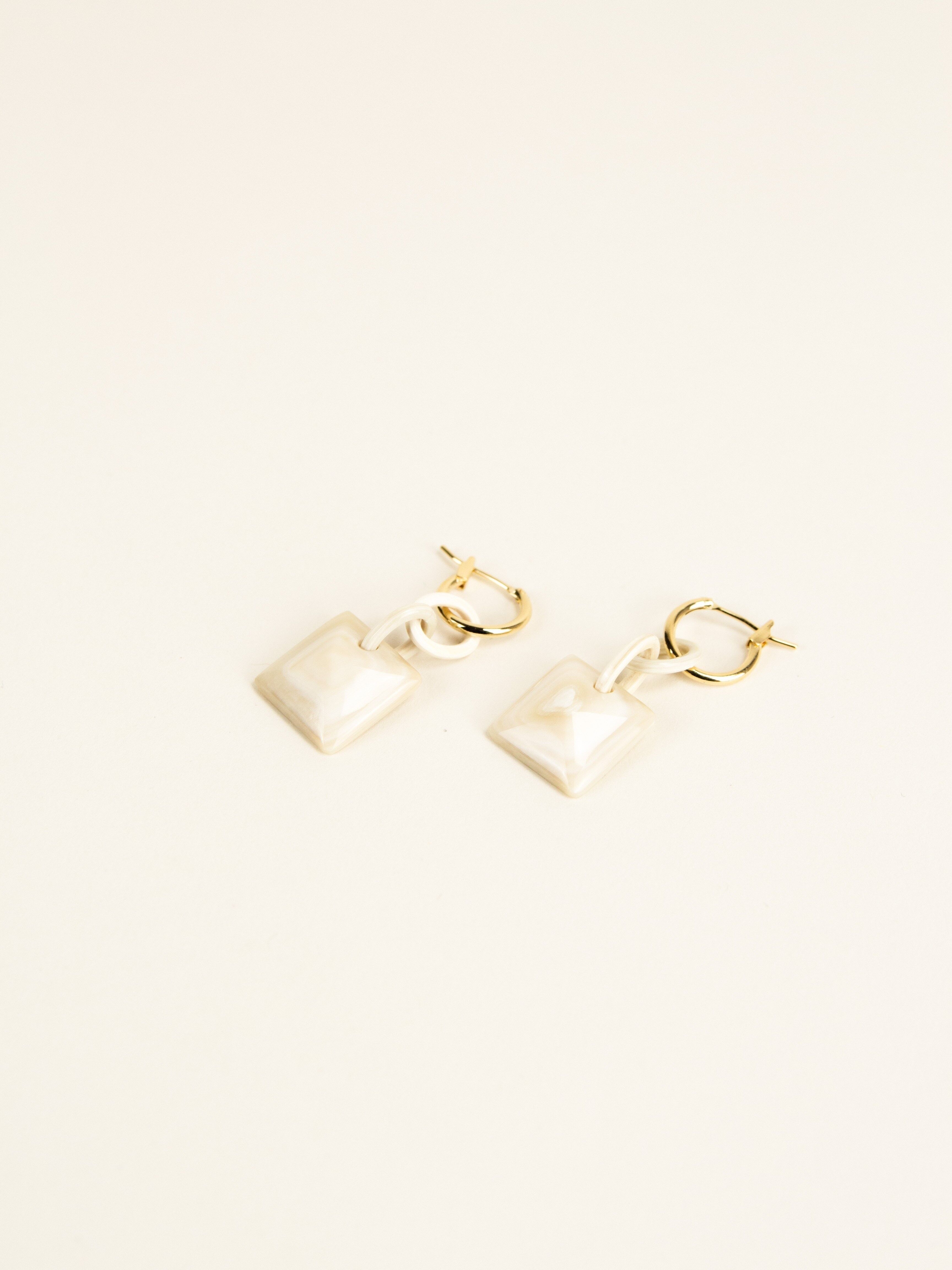 Orecchini a cerchio in ottone radiante in corno biondo