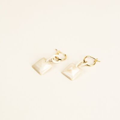 Radiant brass hoop earrings in blond horn