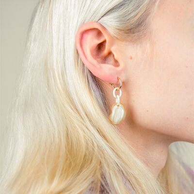 Haricot brass hoop earrings in blond horn