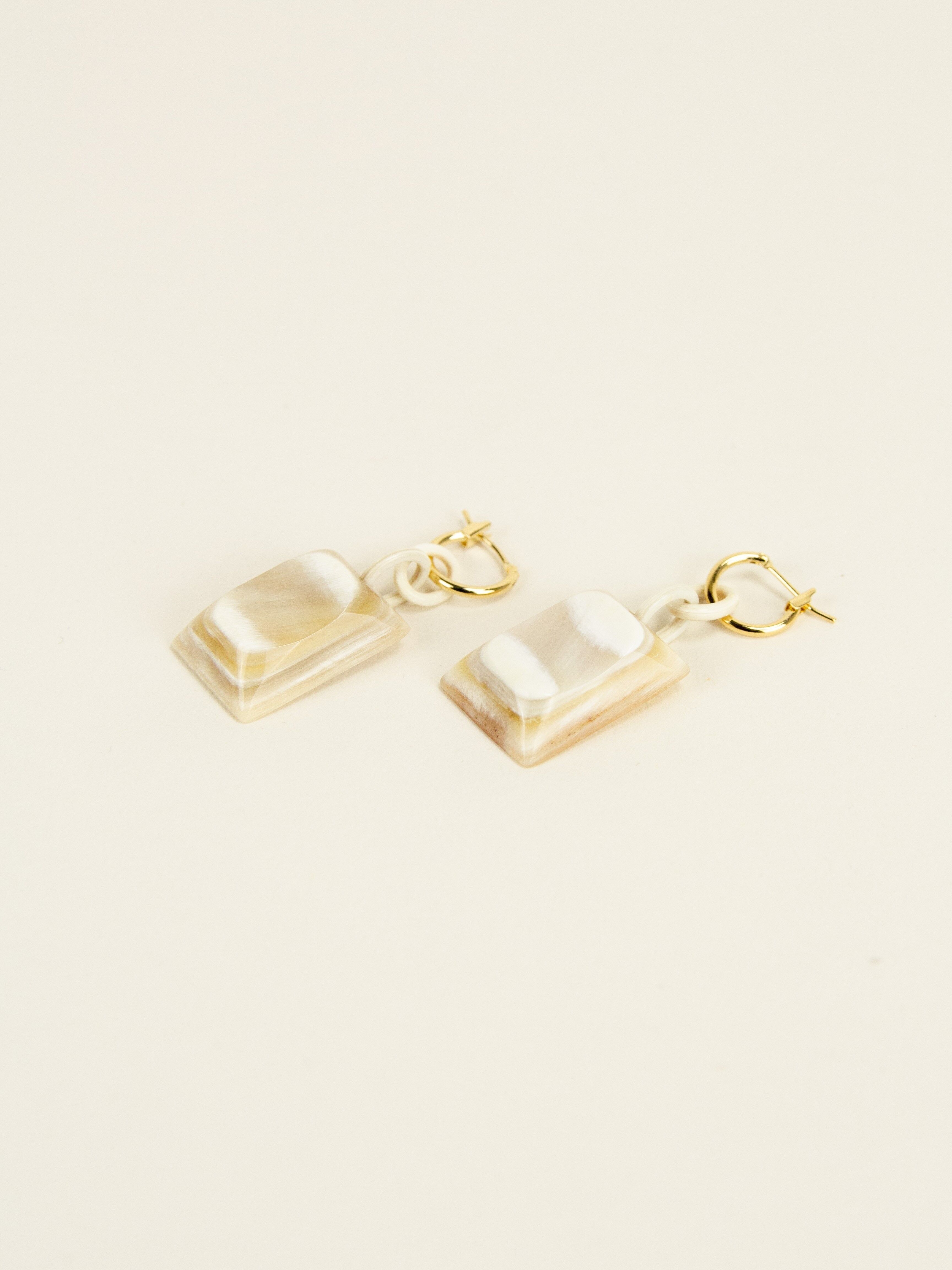 Cerchi in ottone smeraldo in corno biondo