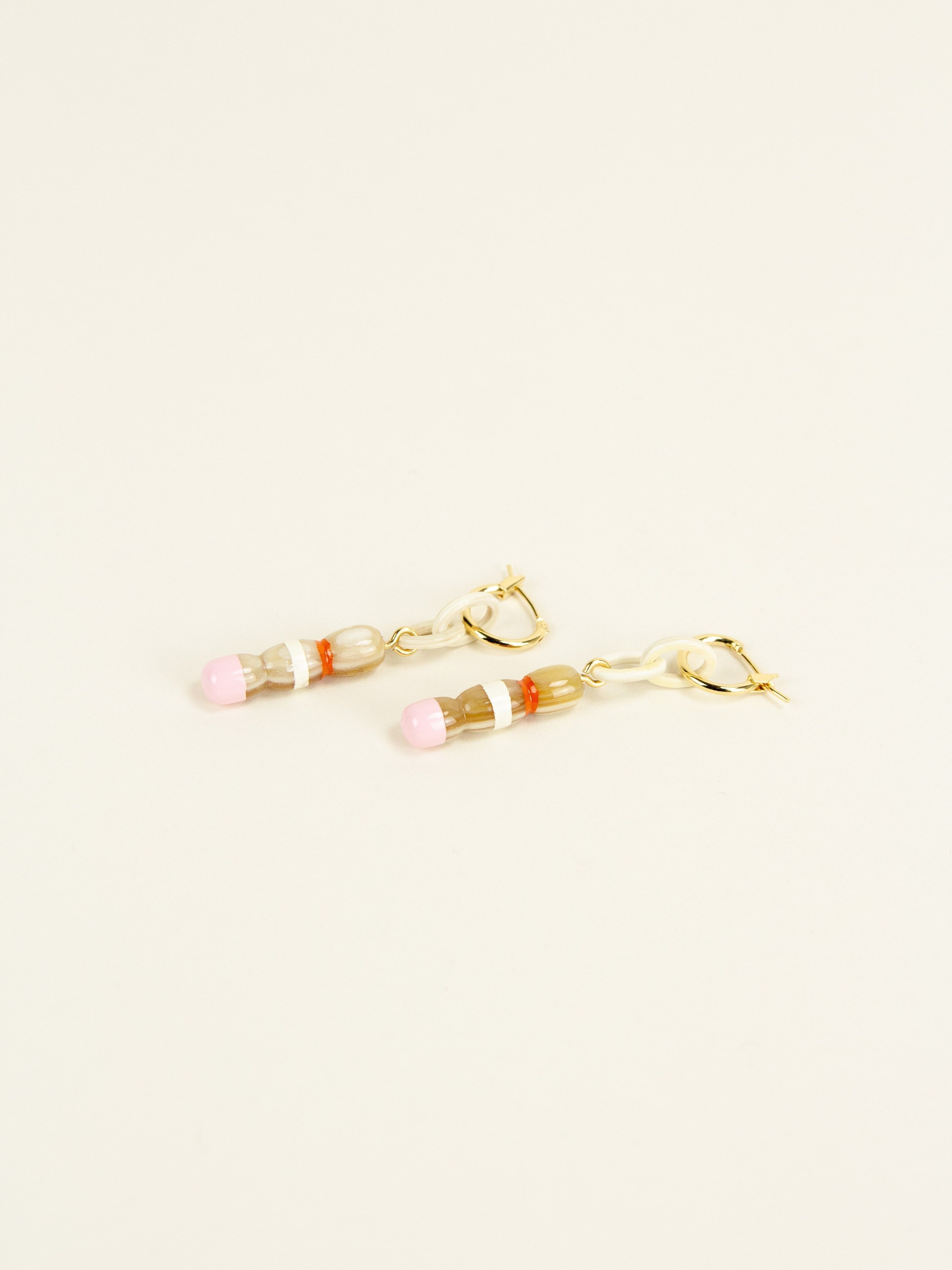 Orecchini a cerchio in ottone Keel in zoccolo e lacca avorio