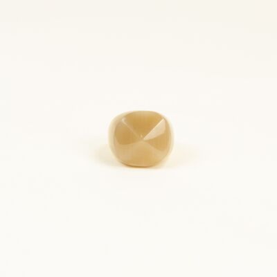 Radiant ring in blond horn