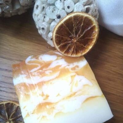 Jabón artesanal de aceite esencial de naranja dulce y manteca de karité