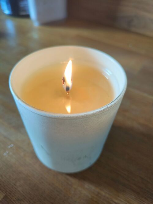 Candles.. White Vessel..220g Manhattan Heights/Gods Gift