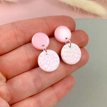 Boucles d'oreilles mini pendantes rose nacré et blanc - Medium 3