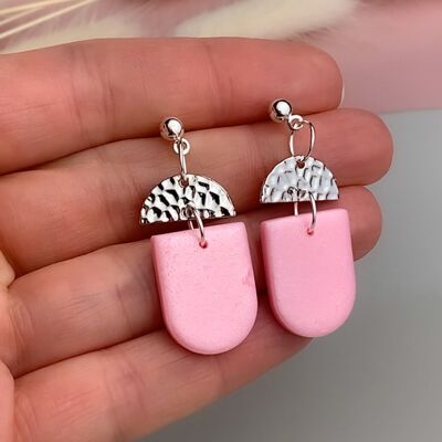 Pearl pink and silver earrings with hammered effect charm - Silver plated hook