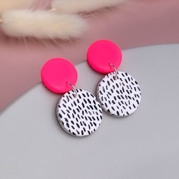 Boucles d'oreilles pendantes tachetées rose vif - Mini 2