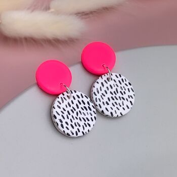Boucles d'oreilles pendantes tachetées rose vif - Mini 3