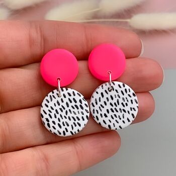 Boucles d'oreilles pendantes tachetées rose vif - Mini 4